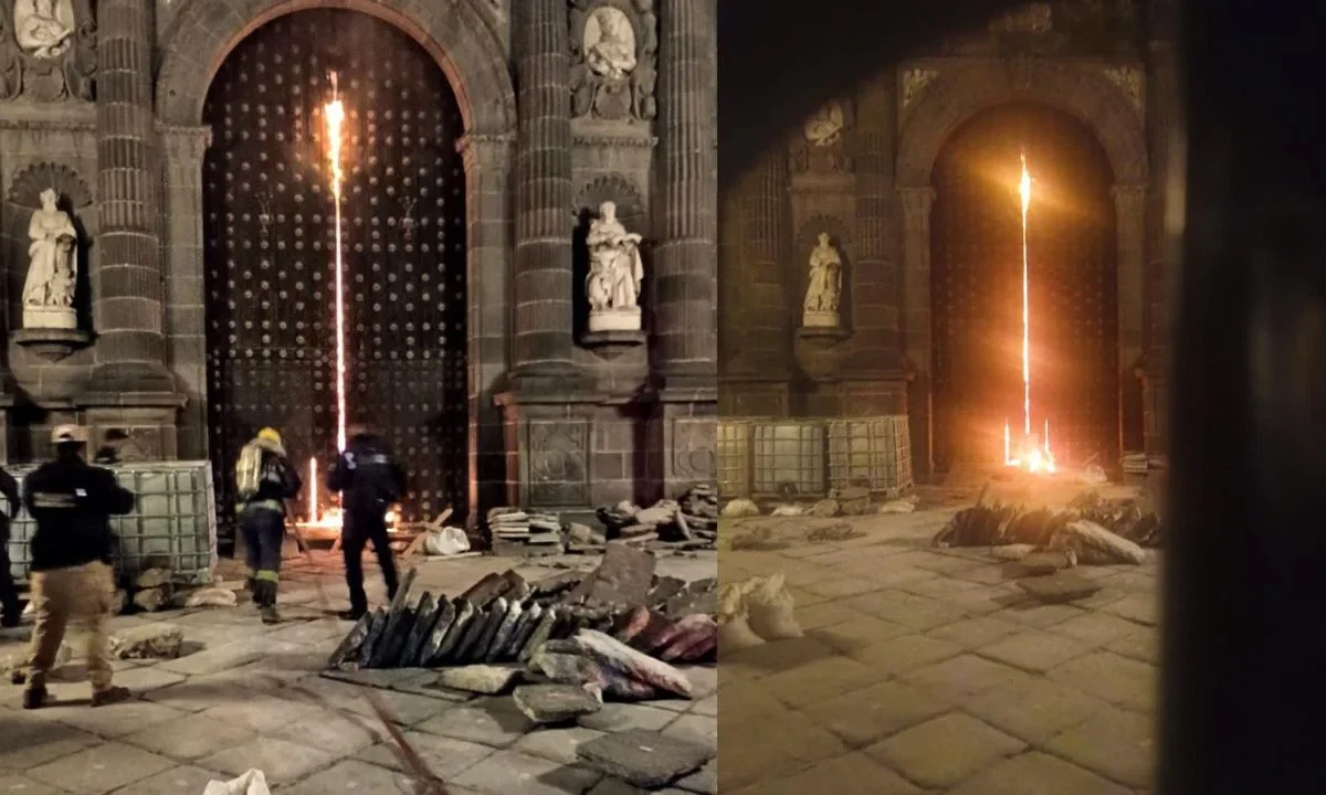 Elementos de emergencia atendieron un incendio en el portón norte de la Catedral de Puebla durante las primeras horas de este sábado.