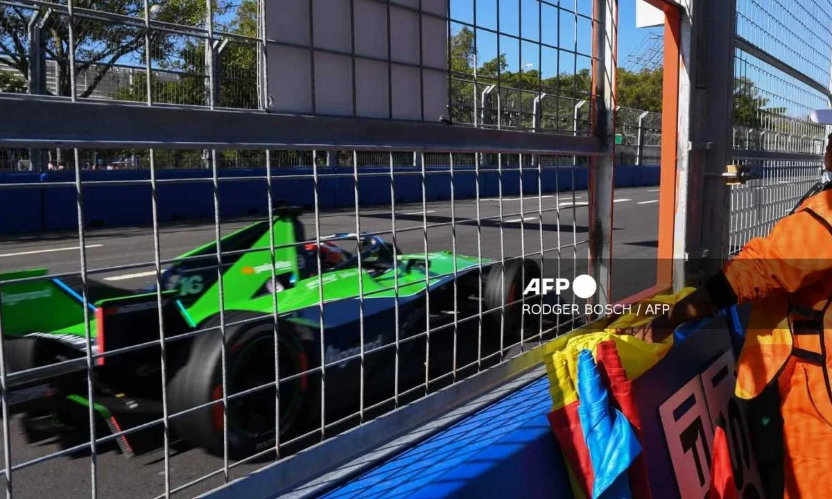 El piloto Sebastien Buemi logra la pole position en E-Prix de Fórmula E.