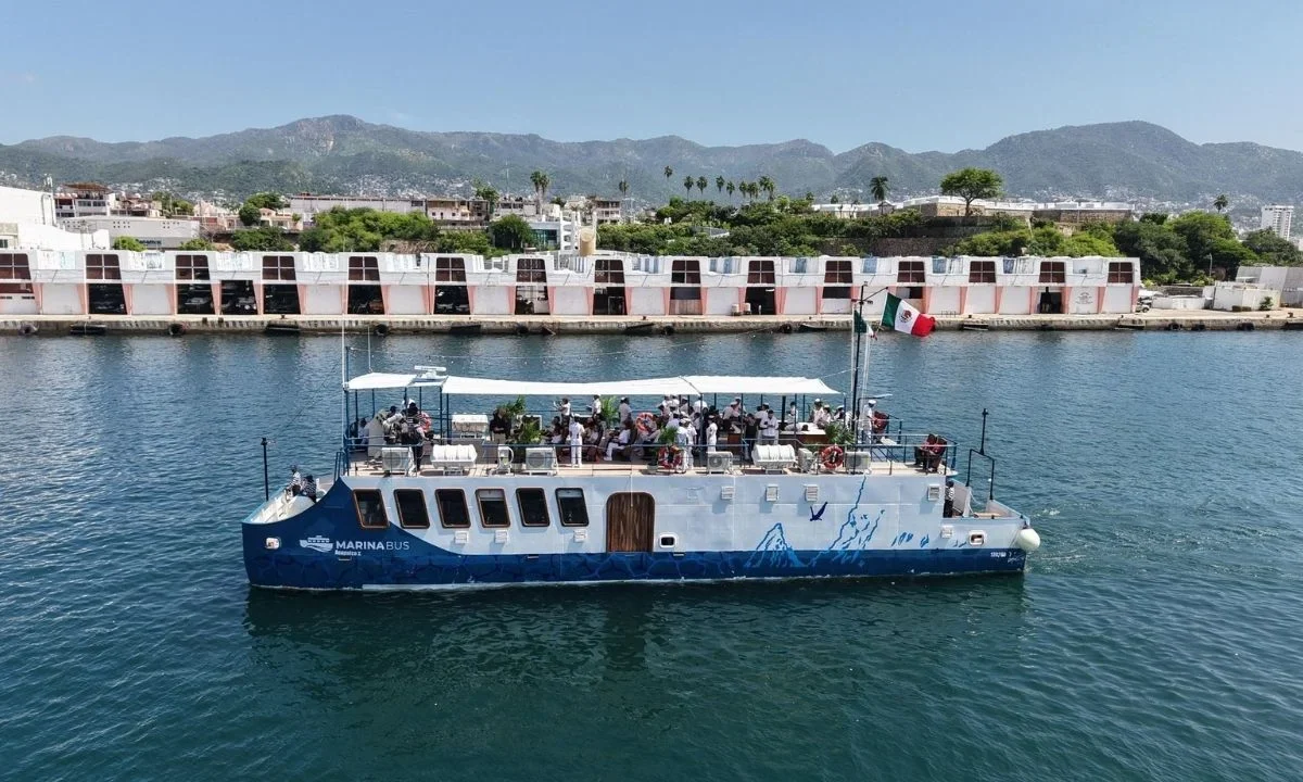 El Marinabús fue inaugurado por Claudia Sheinbaum en agosto de 2025, como parte de los proyectos de reconstrucción del puerto de Acapulco.