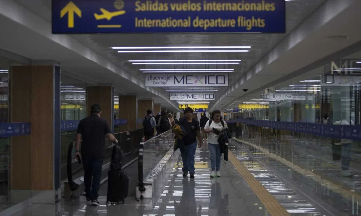 El AICM informó este martes que suspendió el servicio de agua potable.