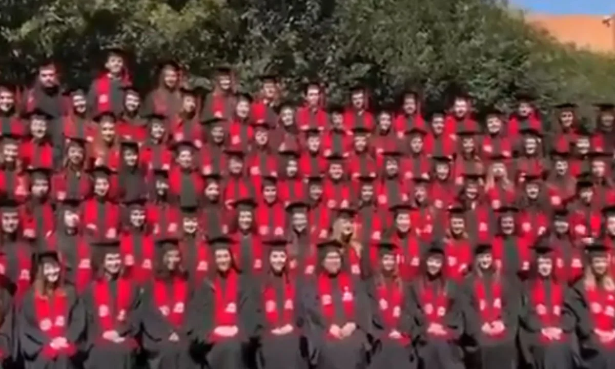 Paramédicos y personal de emergencia atienden a lesionados tras el colapso de un templete en la Ibero de la Ciudad de México.