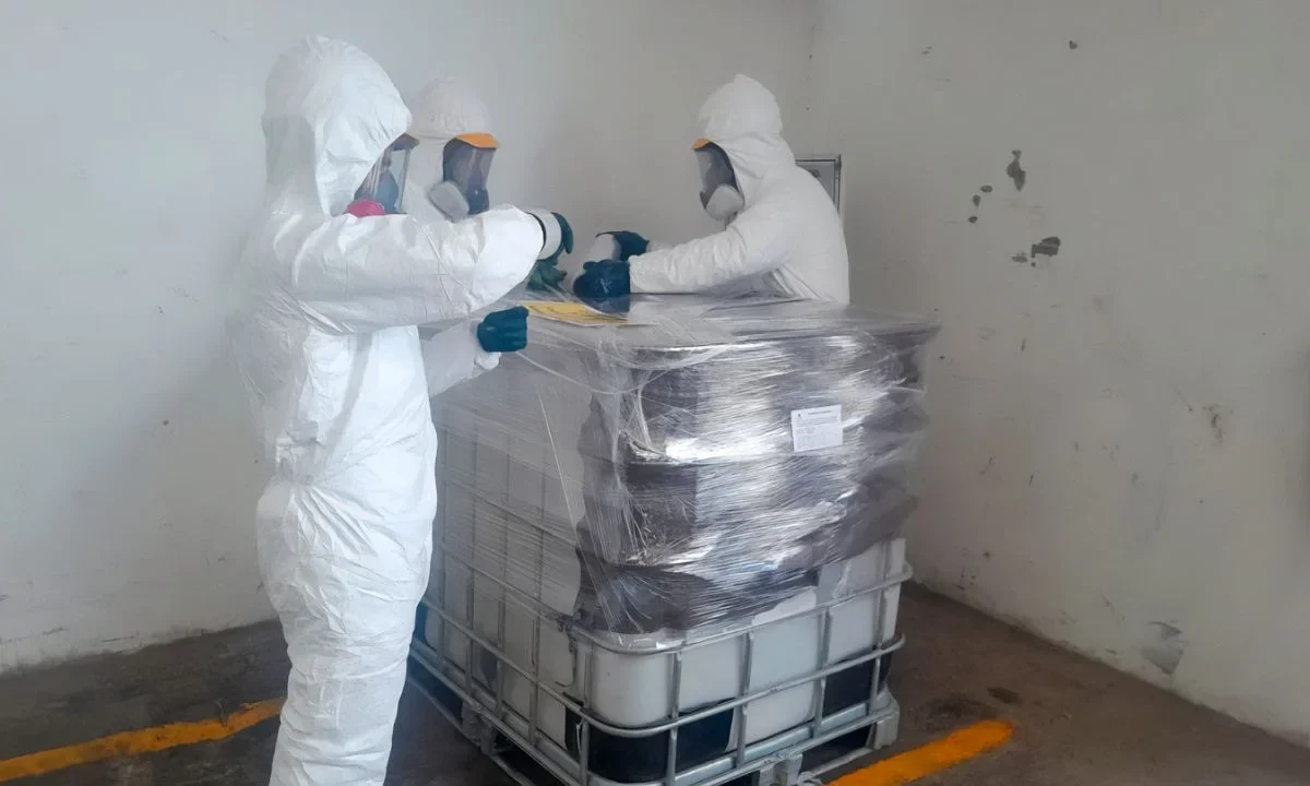 Elementos de la Profepa y Semarnat aseguraron un cargamento con 644 kilogramos de mercurio en estado líquido en el Puerto de Manzanillo.