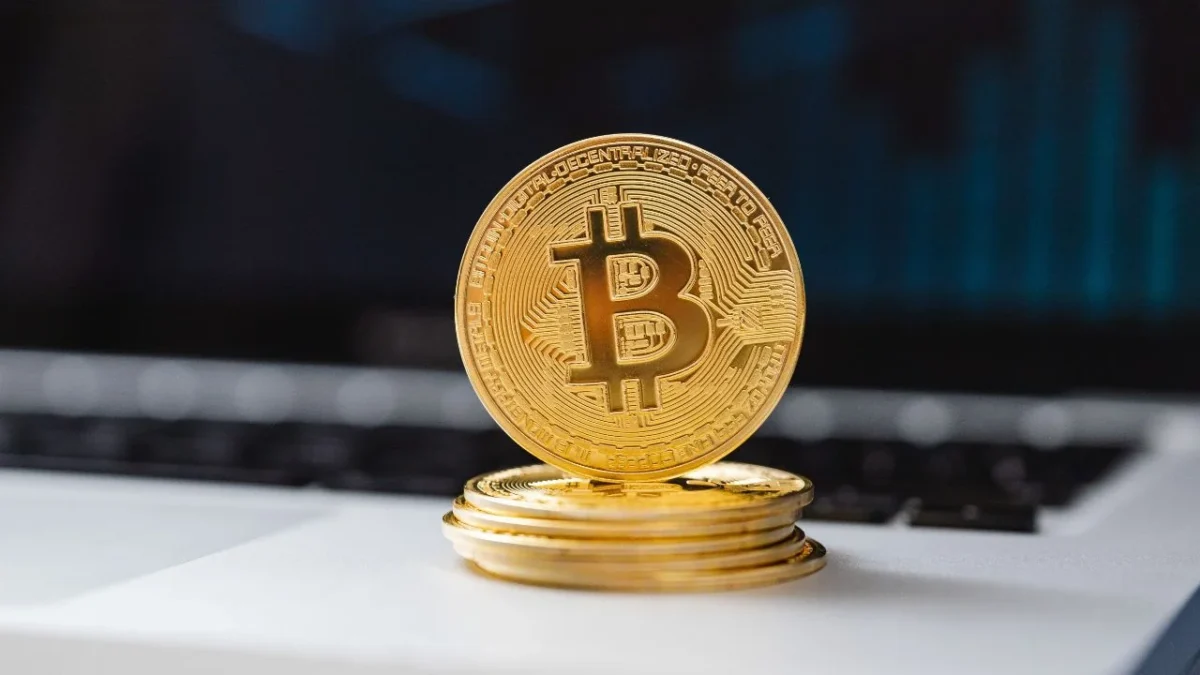 Una plataforma surcoreana de intercambio de criptomonedas transfirió por error más de 40 mil millones de dólares en bitcoins a sus usuarios, lo que provocó una breve ola de ventas.