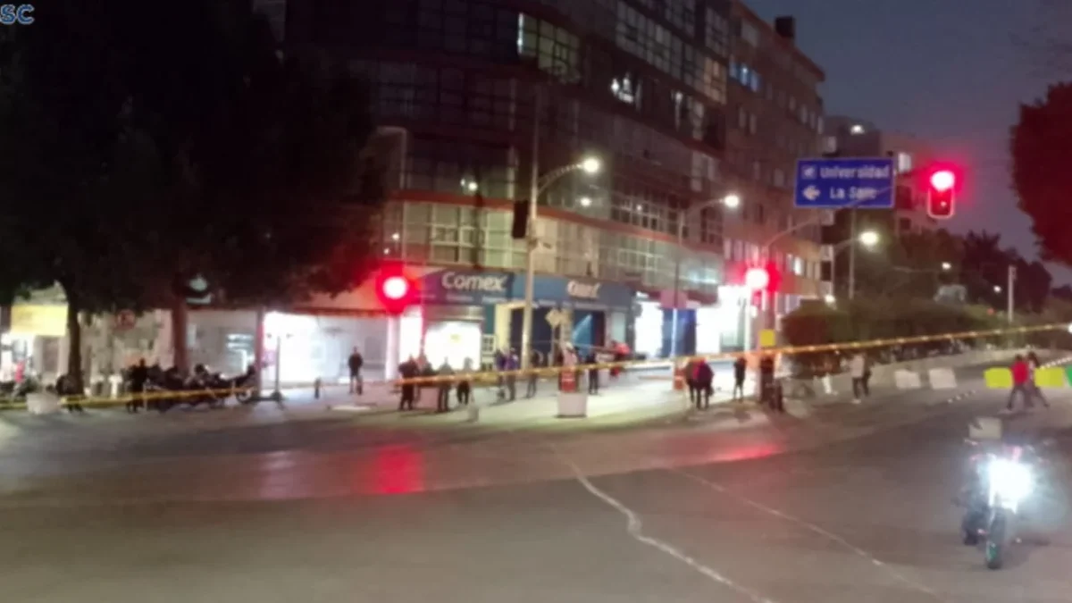 Se mantiene cierre vial por manifestantes en el cruce de Parque Lira y Gobernador Agustín Vicente Eguia, en la Alcaldía Miguel Hidalgo.