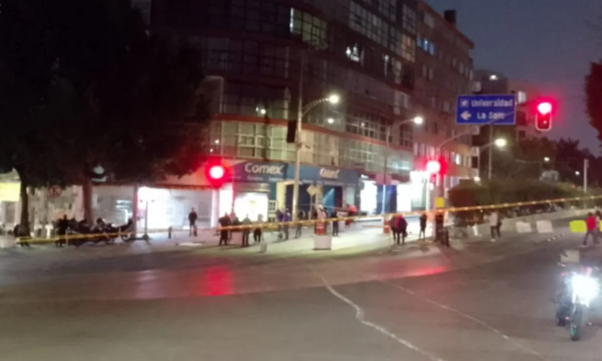 Se mantiene cierre vial por manifestantes en el cruce de Parque Lira y Gobernador Agustín Vicente Eguia, en la Alcaldía Miguel Hidalgo.