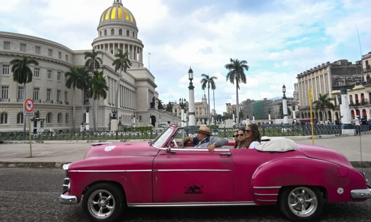 El turismo en Cuba sufrió una fuerte caída en 2025 al cerrar el año con 1.8 millones de visitantes, muy por debajo de la meta del gobierno.