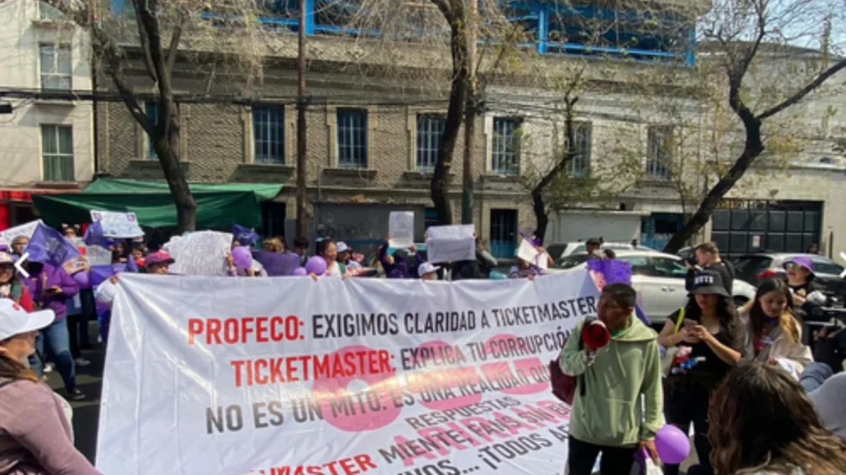 Integrantes de Army México BTS se manifestaron de forma pacífica desde el Metro Cuauhtémoc hasta la Profeco para denunciar irregularidades en la venta de boletos de los conciertos de BTS