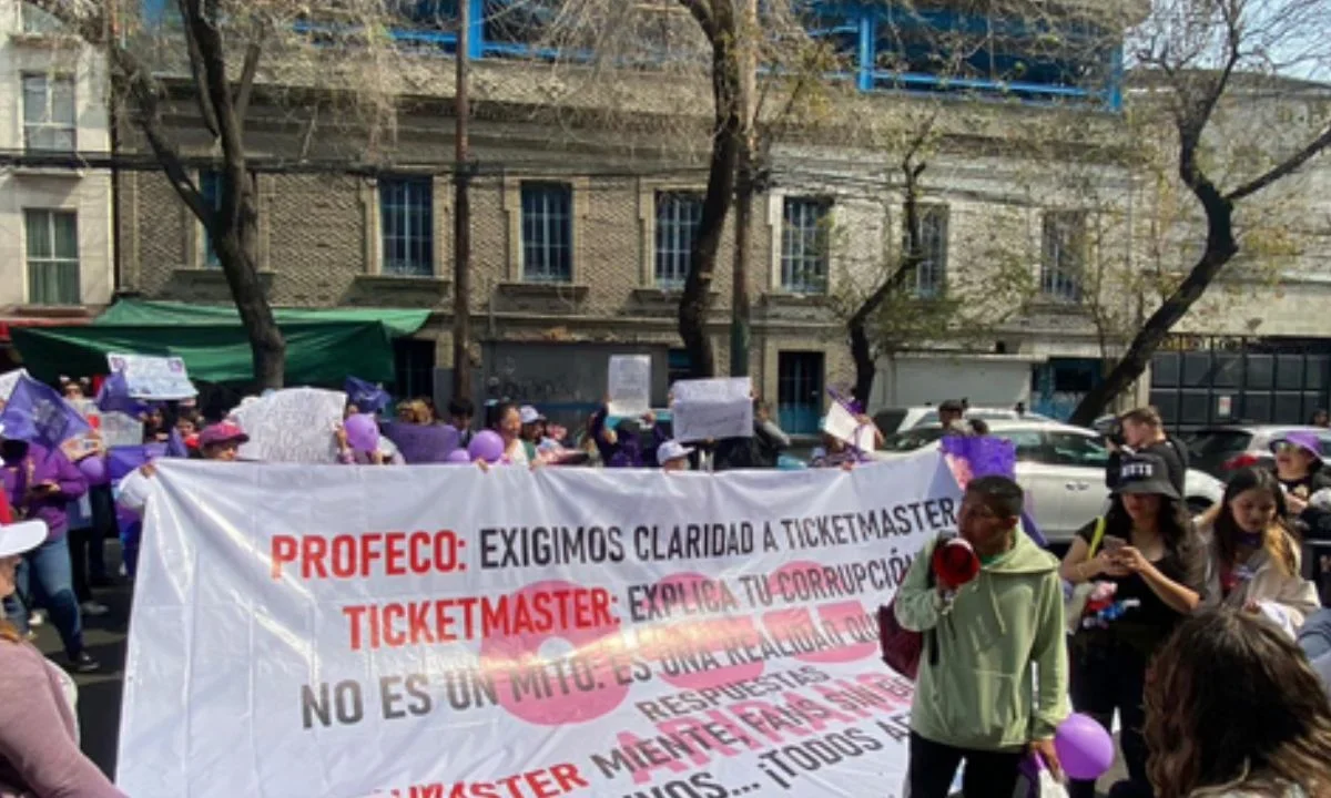 Integrantes de Army México BTS se manifestaron de forma pacífica desde el Metro Cuauhtémoc hasta la Profeco para denunciar irregularidades en la venta de boletos de los conciertos de BTS