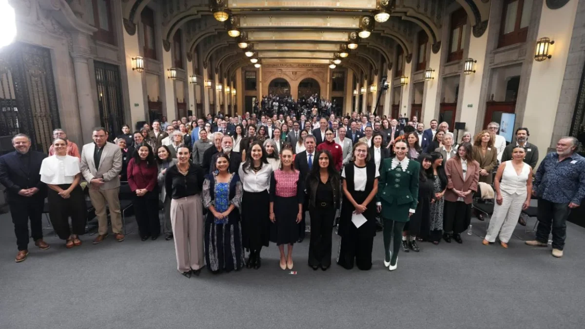 La presidenta Claudia Sheinbaum el plan integral para la industria del cine mexicano, acompañada por miembros de la misma, como Salma Hayek.