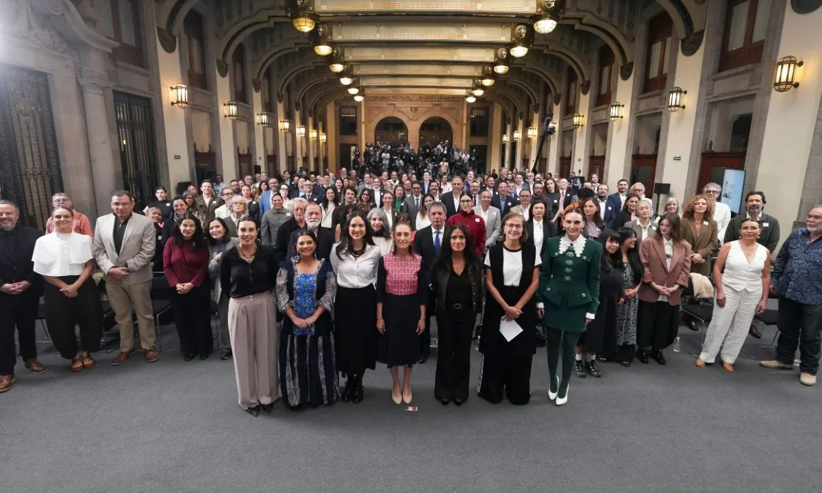 La presidenta Claudia Sheinbaum el plan integral para la industria del cine mexicano, acompañada por miembros de la misma, como Salma Hayek.