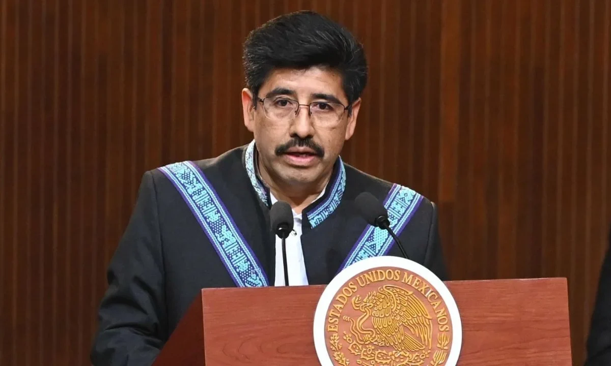 El ministro Hugo Aguilar inició su discurso del 109 aniversario de la Constitución de 1917 saludando a los asistentes en lengua indígena.