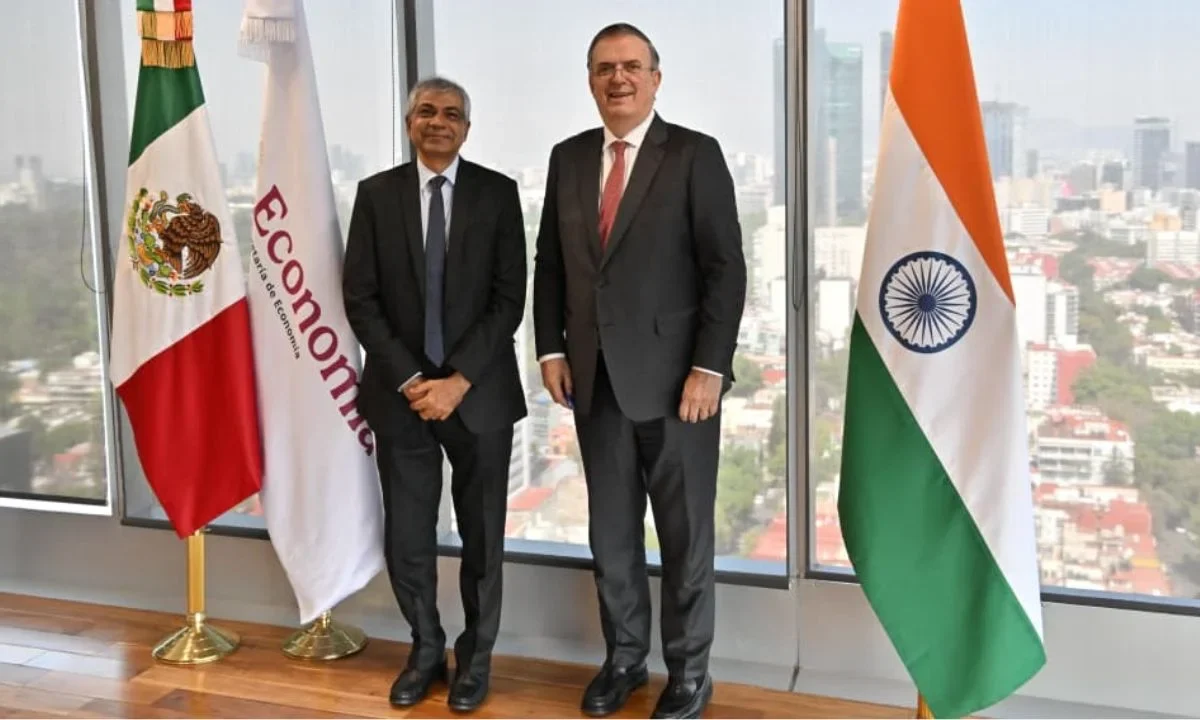 El secretario de Economía, Marcelo Ebrard se reunió con el Embajador de la India en México, Pankaj Sharma; buscan mayor inversión.