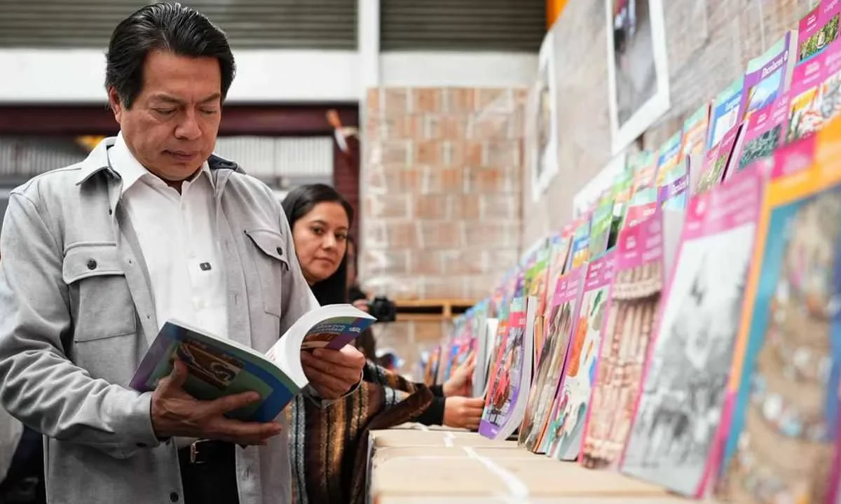 Mario Delgado durante el inicio de la distribución de 153.4 millones de libros de texto para ciclo escolar 2026-2027.