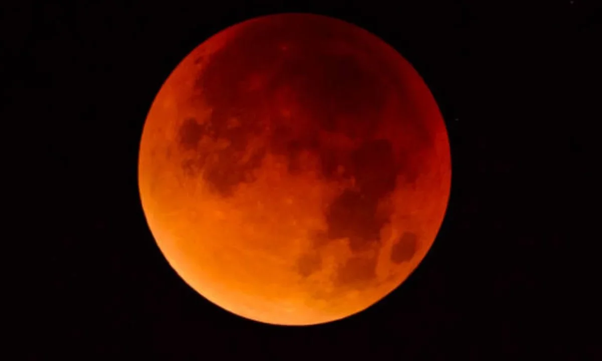 La Luna de sangre es simplemente el nombre popular que se le da a un eclipse lunar total, cuando la Luna adquiere un tono rojizo intenso.
