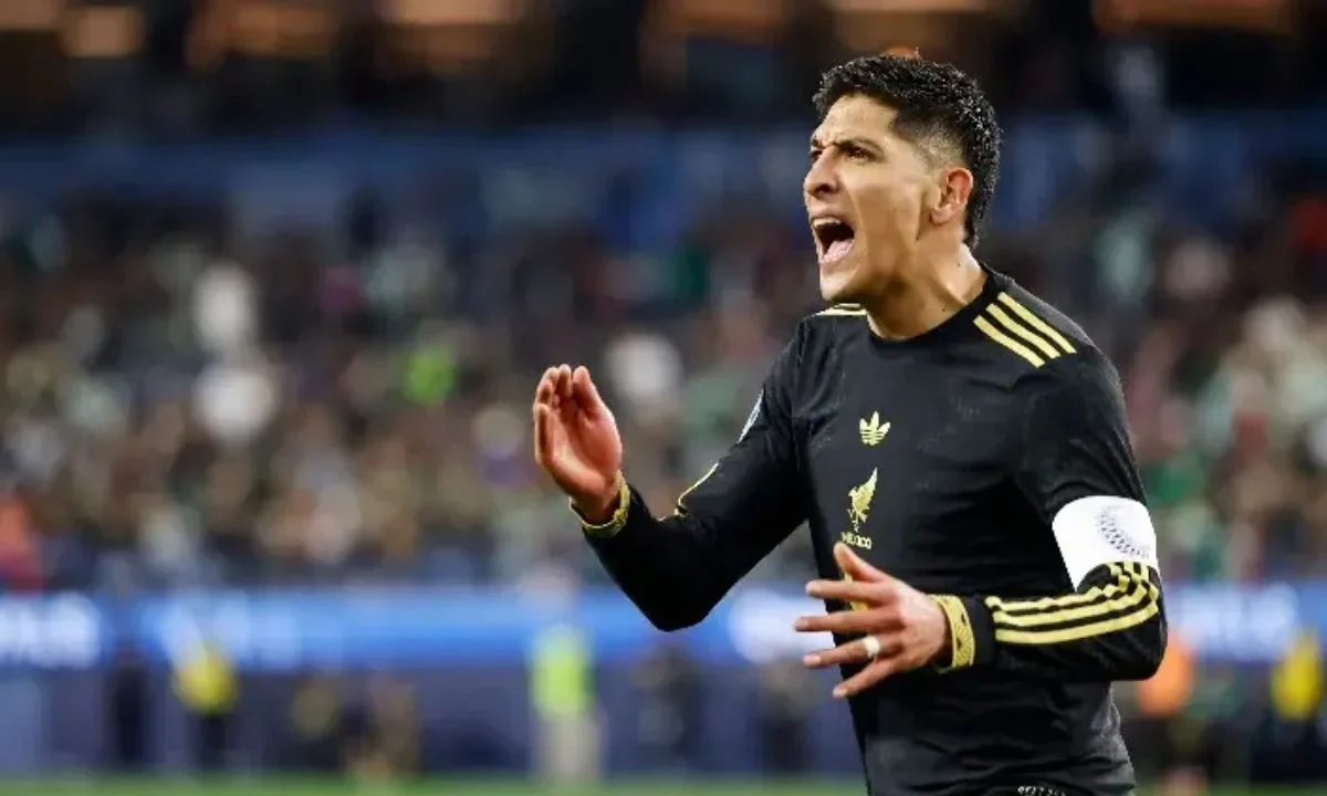 Operan a Edson Álvarez por lesión en el tobillo