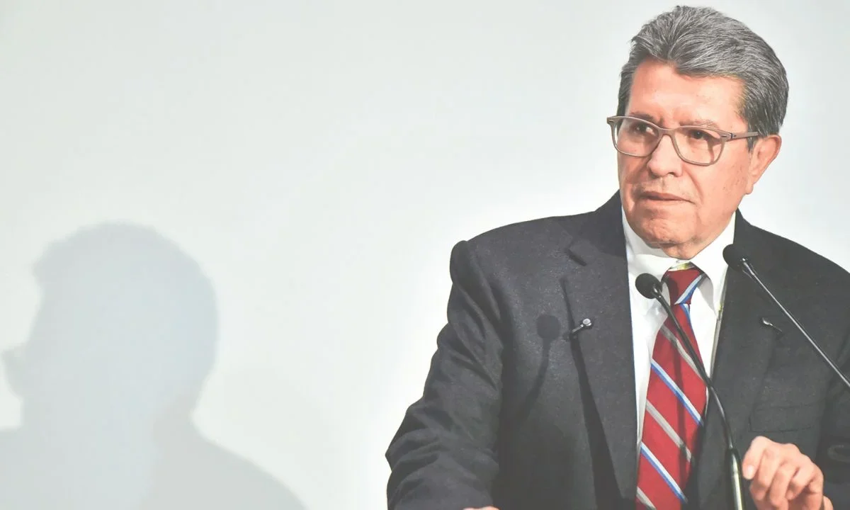 Monreal rechazó que se busque ampliar la Cámara y aclaró que la propuesta original plante la reducción de las pluris 