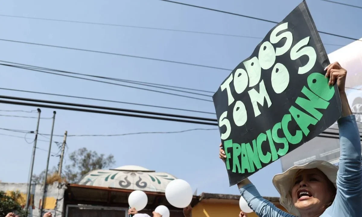 Refugio Franciscano: Manifestantes se reunieron hoy en el Monumento a la Revolución para una marcha pacífica a favor de los 'franciscanitos'.