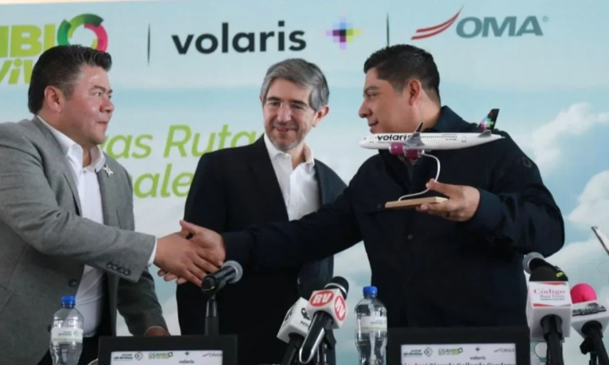 Ricardo Gallaerdo y directivos de Volaris anunciaron las nuevas rutas de San Luis Potosí a Monterrey, Guadalajara, Puebla, Puerto Vallarta y Chicago.