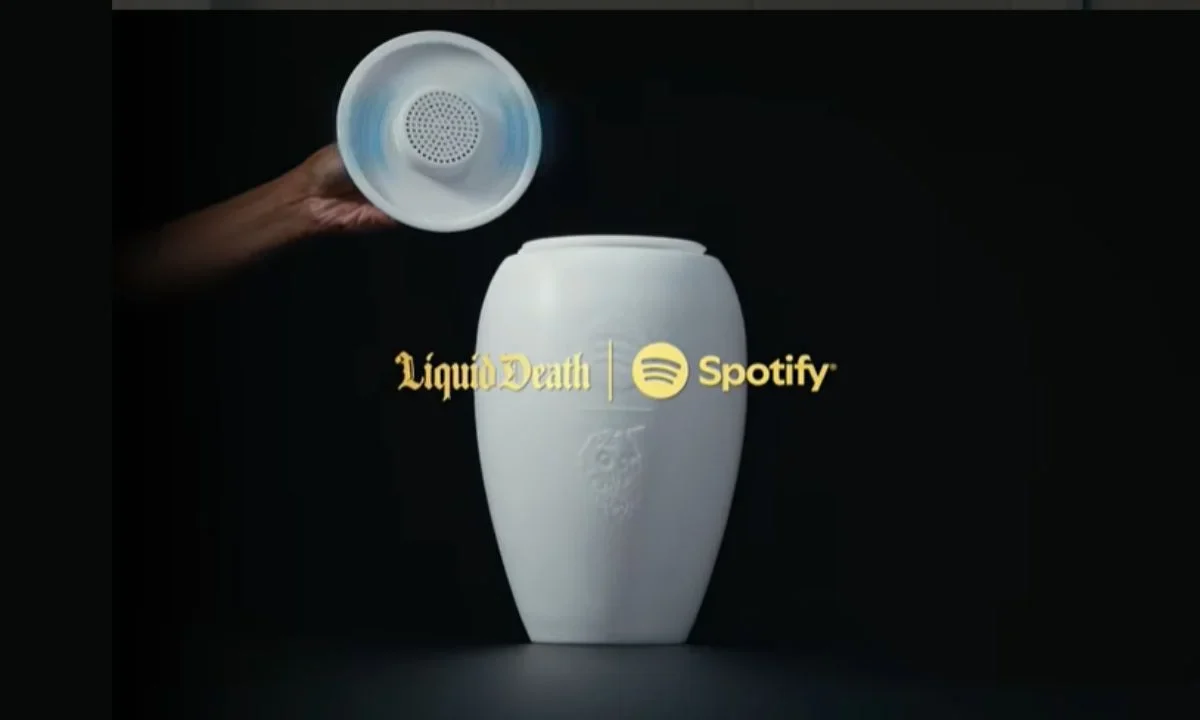 Spotify y Liquid Death lanzaron la primera urna funeraria con música integrada disponible en el mundo llamada 'Eternal Playlist Urn'.