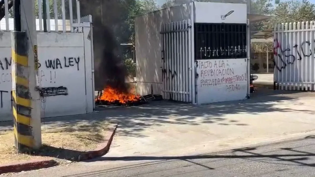 Docentes protestan en calles de Tuxtla Gutiérrez durante el paro nacional de 48 horas, con quema de llantas y pintas en edificios públicos.