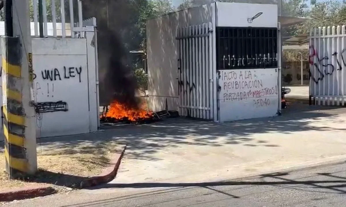 Docentes protestan en calles de Tuxtla Gutiérrez durante el paro nacional de 48 horas, con quema de llantas y pintas en edificios públicos.