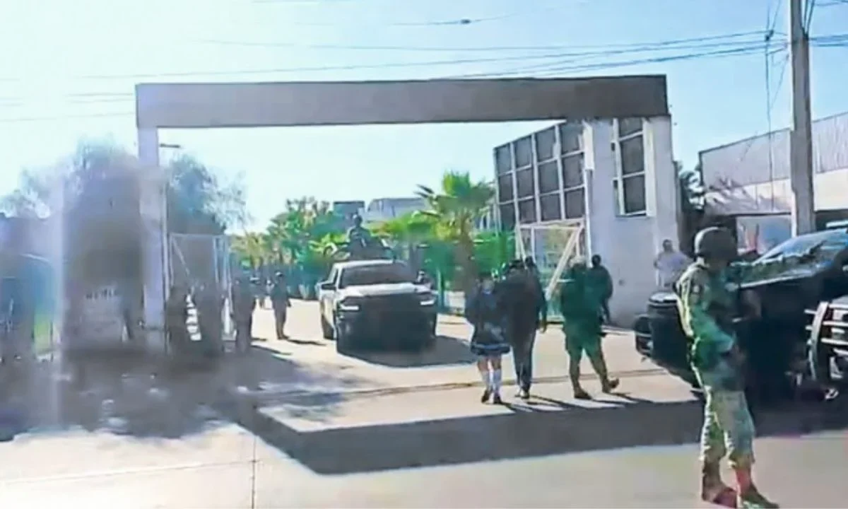 Al menos 3 camionetas, con hombres armados, ingresaron este jueves a las instalaciones del colegio privado Mar de Cortez en Sinaloa.