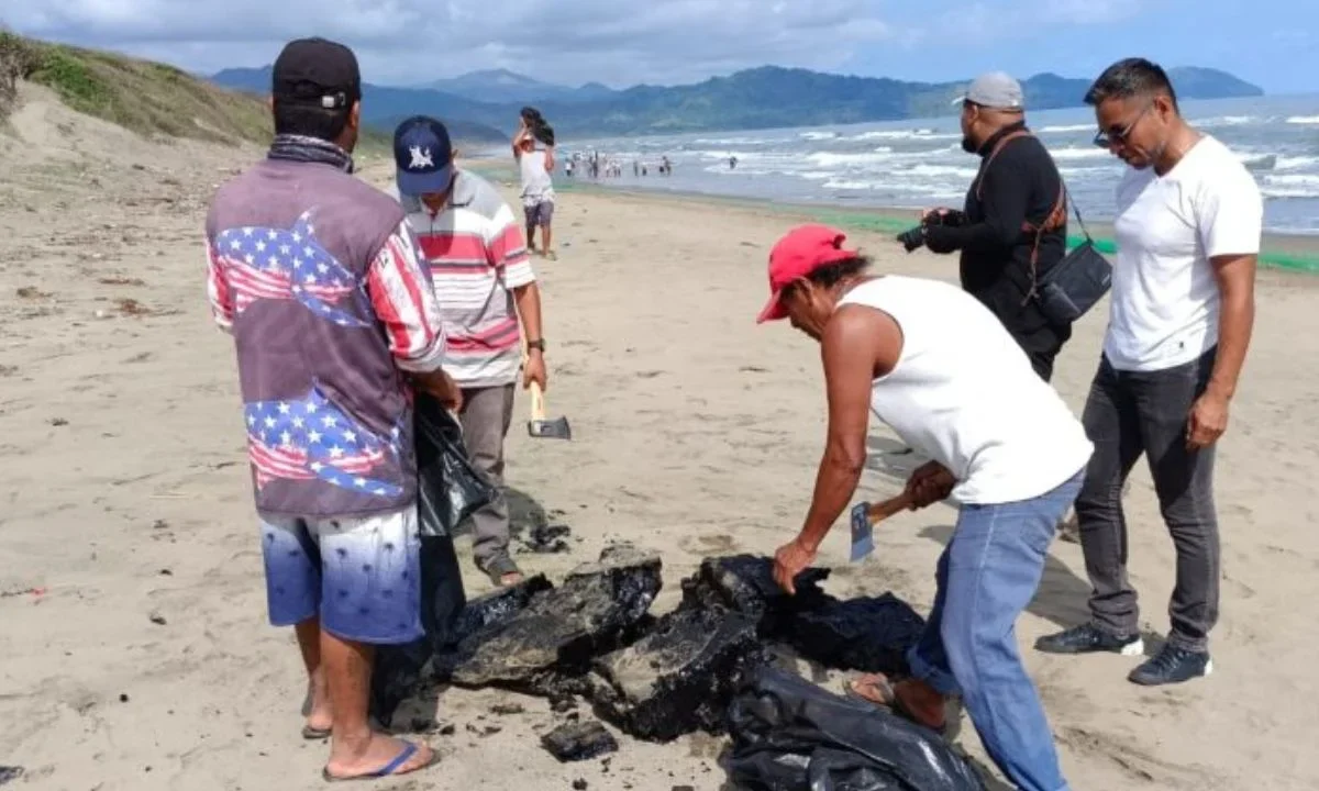 Derrame petrolero en Veracruz se extiende hasta Tuxpan, advierten afectaciones