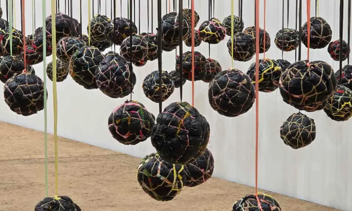 'Arte y Futbol: Esa misma emoción', la exposición en donde la cancha se transforma en experiencia estética.
