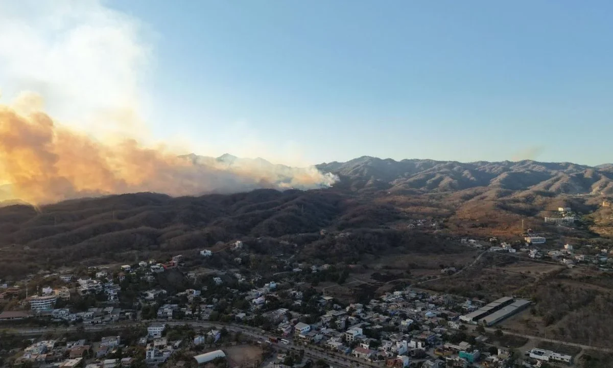 Cuerpos de emergencia intentan controlar el incendio forestal que se registra en Bahía de Banderas, Nayarit, cumple 48 activo.