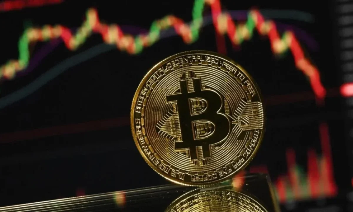 Bitcoin operaba este domingo entre los 66 y 67 mil dólares, con movimientos notables tocando mínimos de 65,600 y máximos de 68 mil dólares.