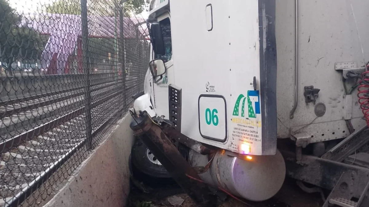 Choque de tráiler interrumpe servicio del Tren Ligero