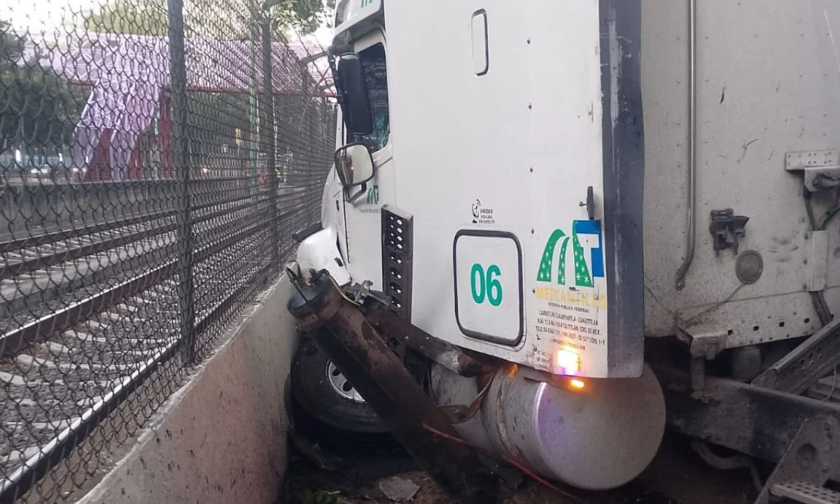 Choque de tráiler interrumpe servicio del Tren Ligero