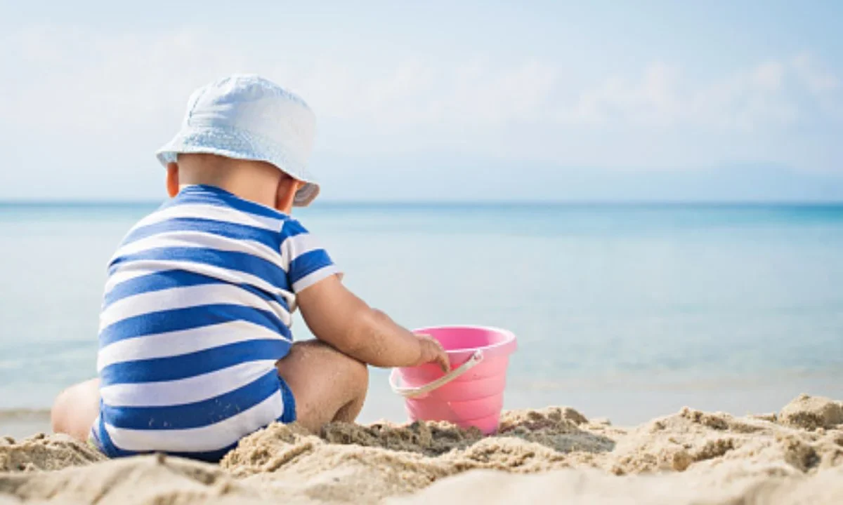 Las altas temperaturas pueden afectar gravemente a los bebés, por lo que mantenerlos frescos e hidratados es fundamental para prevenir golpes de calor.
