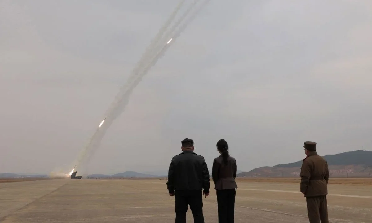 El líder de Corea del Norte supervisó el ejercicio en el que se usaron 'doce lanzacohetes múltiples de ultraprecisión de 600 mm de calibre'.