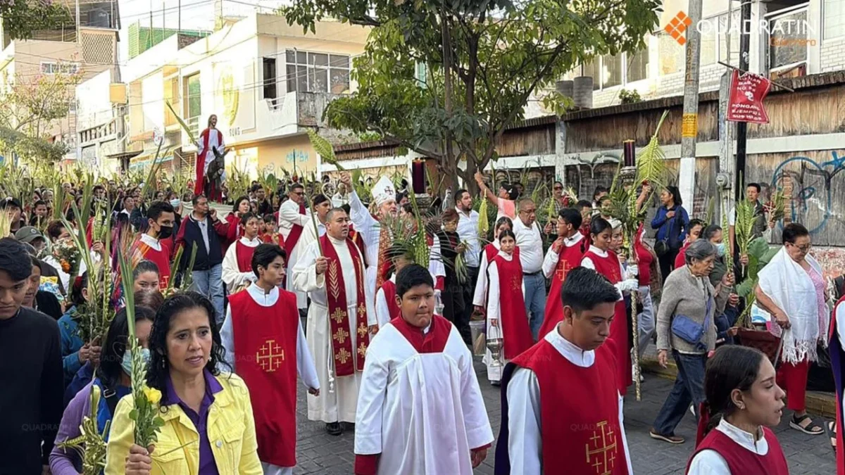 Las palmas en alto, los cantos y el vaivén de la procesión marcaron la entrada del Domingo de Ramos en Michoacán.