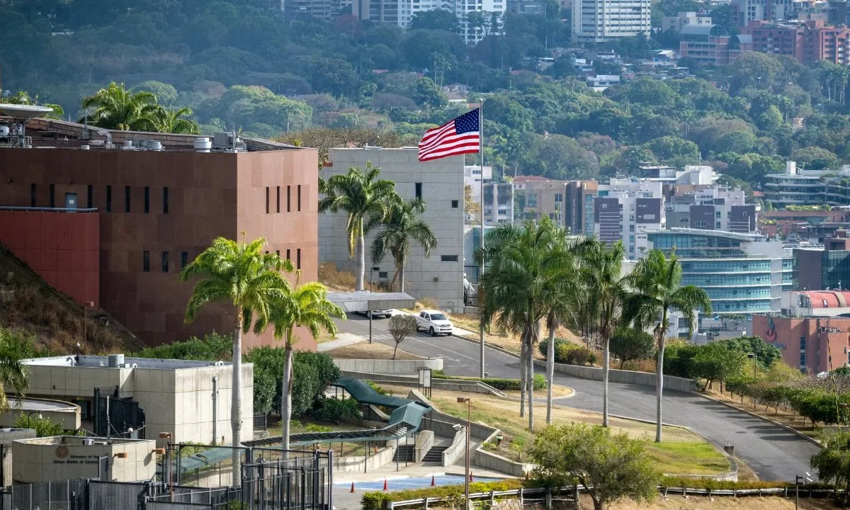 Tras más de siete años del cese de sus operaciones, la Embajada de Estados Unidos (EU) reanuda actividades en Venezuela.