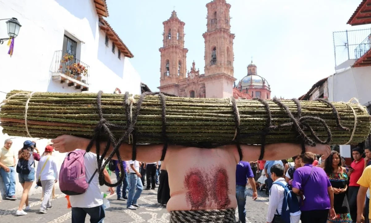 Decenas de calles en México, se transforman cada año en Semana Santa en escenarios de fe que fusiona el arte sacro con la herencia virreinal.