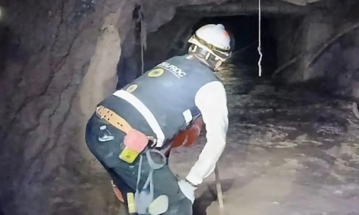 Tras más de 100 hoars de trabajo ininterrumpido se logró el rescate de uno de los cuatro mineros que quedó atrapado en Santa Fe, Sinaloa.