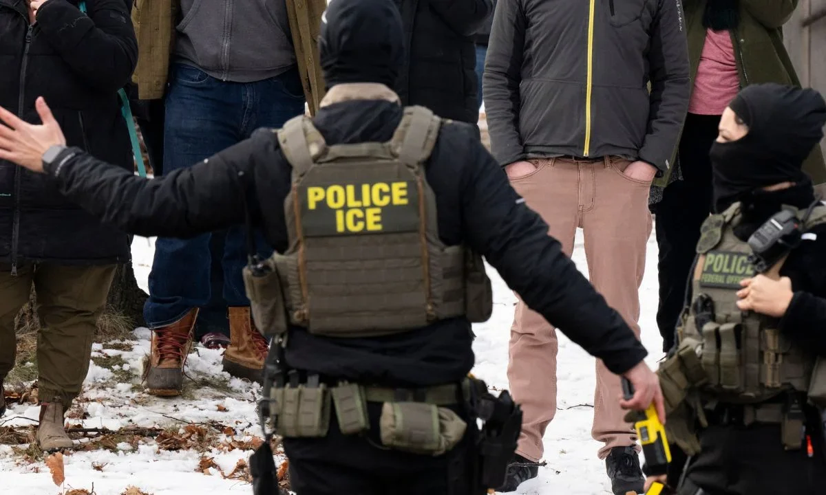 Agente de ICE durante una redada. Un mexicano murió mientras se encontraba bajo custodia de ICE en el Centro de Procesamiento en Adelanto, California, informó la Secretaría de Relaciones Exteriores (SRE).