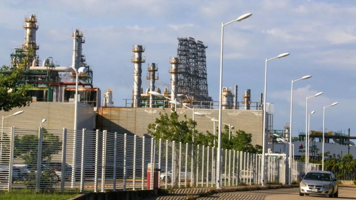 Pemex informó que la operación de la Refinería Olmeca, Tabasco, continúa de manera normal y sin afectaciones ni daños en su infraestructura.