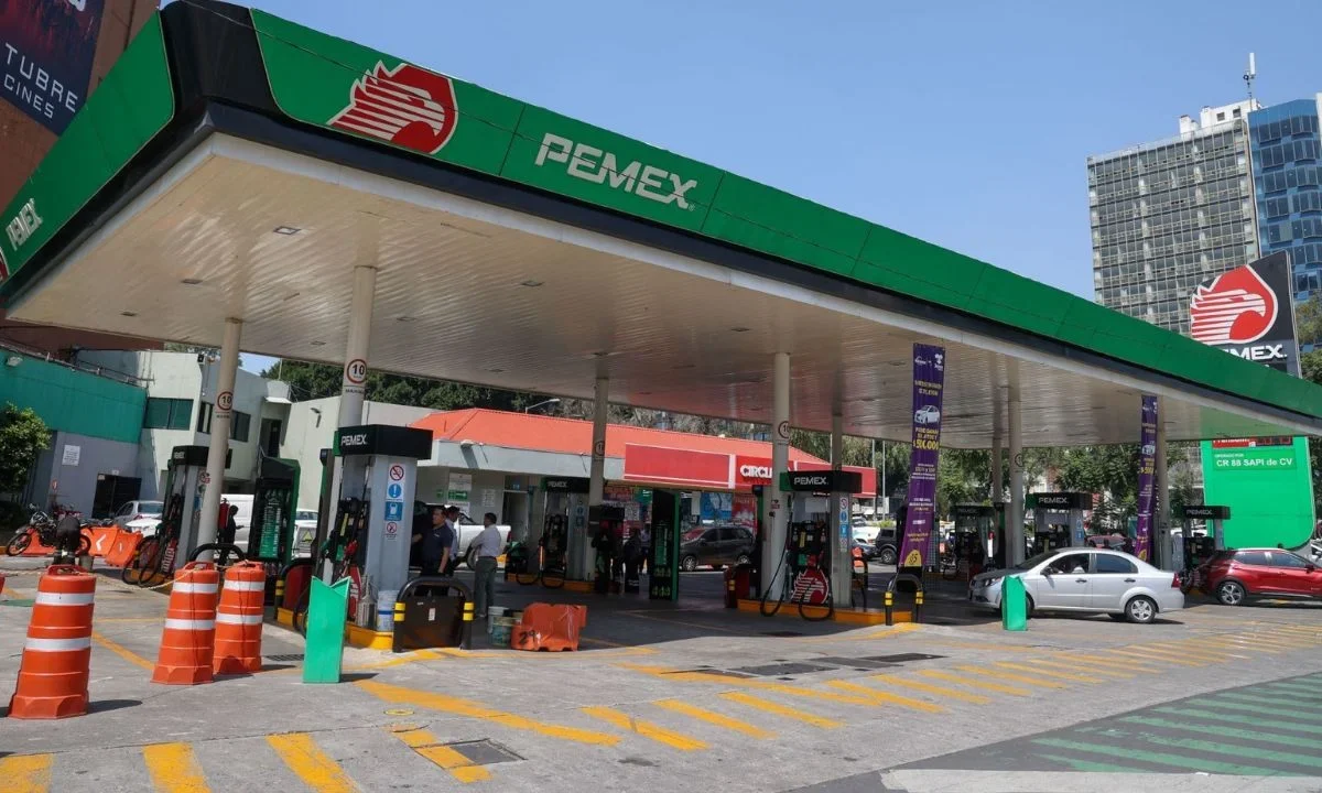 El titular de Profeco, Iván Escalante, dijo que el precio por litro de gasolina regular, al 27 de febrero fue $23.54 pesos.