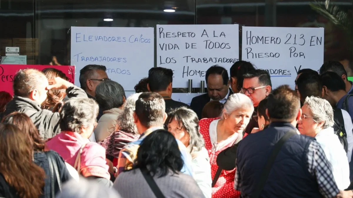 Trabajadores de distintas áreas de la Secretaría de Salud protestaron para exigir una solución a fallas recurrentes en elevadores del lugar.