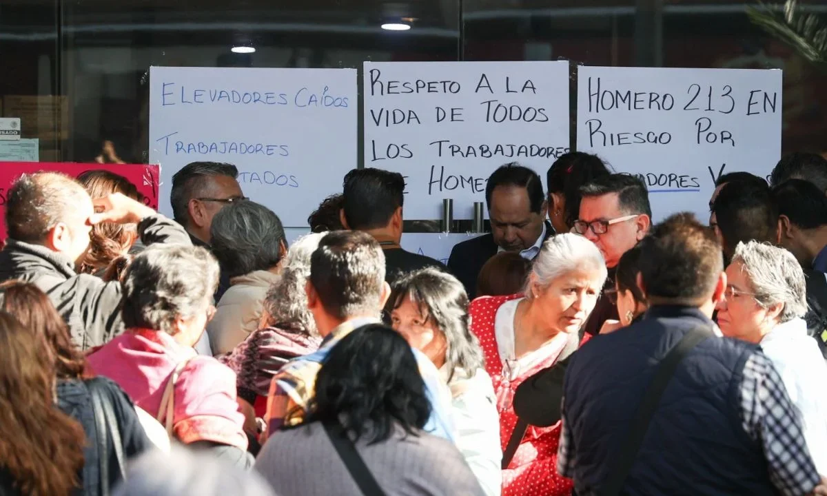 Trabajadores de distintas áreas de la Secretaría de Salud protestaron para exigir una solución a fallas recurrentes en elevadores del lugar.