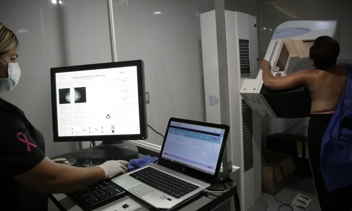 La Secretaría de Salud de la CDMX implementa jornadas de mastografía gratuita para la detección temprana del cáncer de mama.