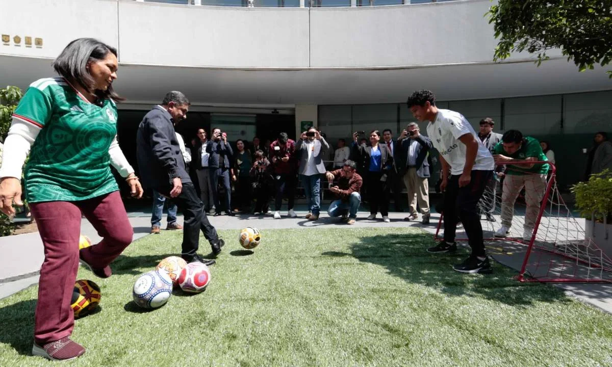 Rumbo al Mundial 2026, que se jugará en México, realizan exposición de balones artesanales en el Senado.