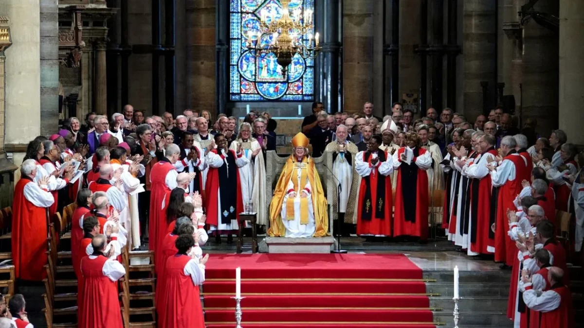 En un hecho histórico, Sarah Mullally fue entronizada como la primera mujer líder espiritual de la Iglesia anglicana.