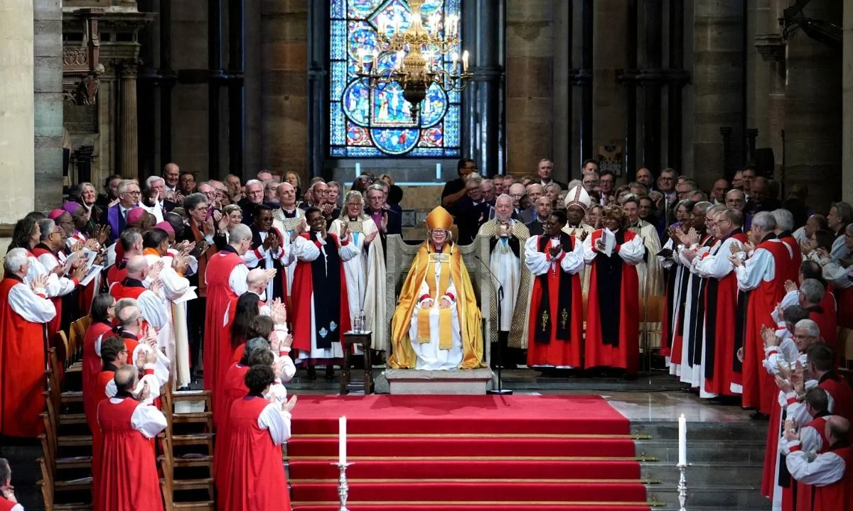 En un hecho histórico, Sarah Mullally fue entronizada como la primera mujer líder espiritual de la Iglesia anglicana.