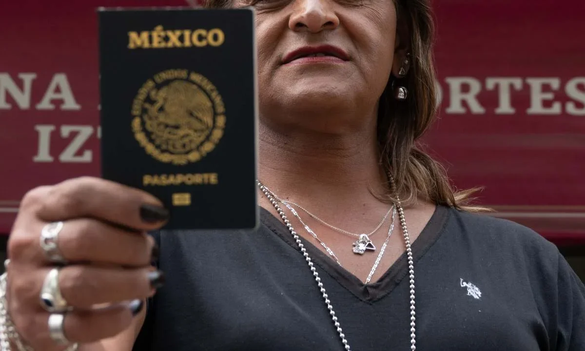 SCJN valida costos diferenciados para emisión de pasaportes, según la vigencia del documento.