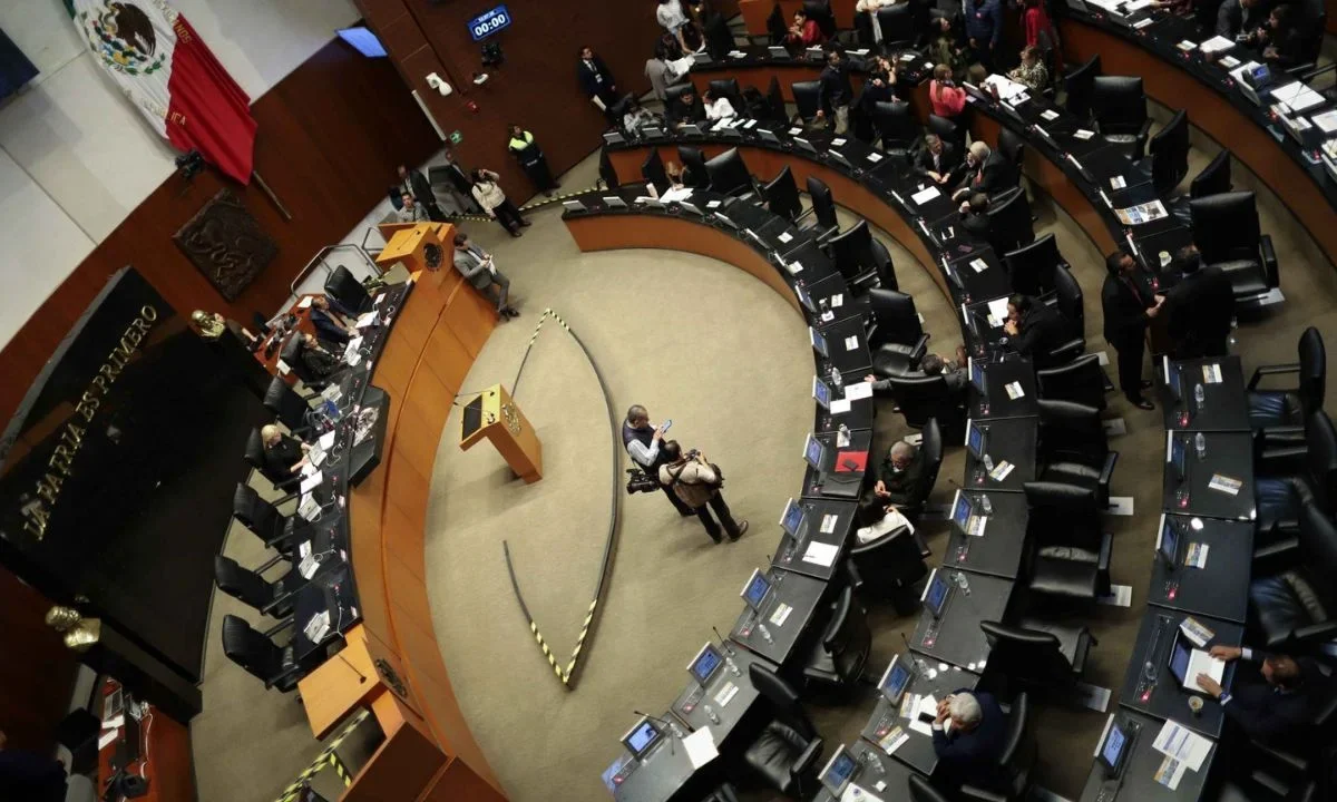 Con 87 votos a favor y 41 en contra, el Senado aprobó, en lo general, el Plan B electoral, continúa la discusión en lo particular.