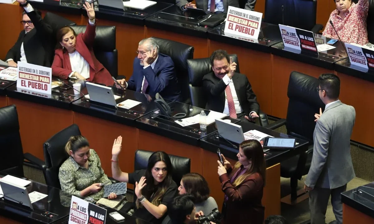 Senado aprobó dictamen que elimina pensiones doradas de exaltos funcionarios que obtengan más que el salario de la presidenta Sheinbaum.